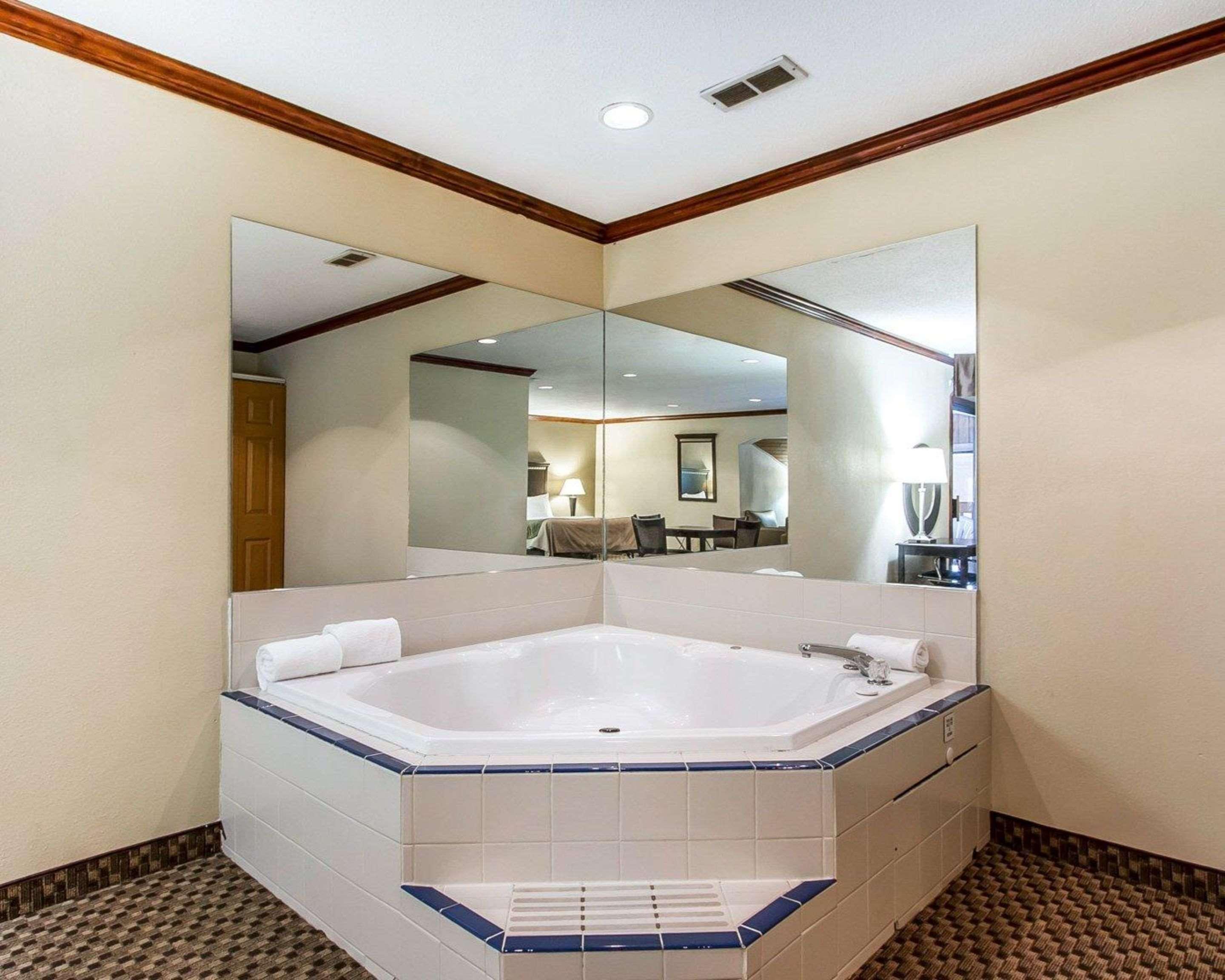 Quality Inn Macomb Near University Area מראה חיצוני תמונה